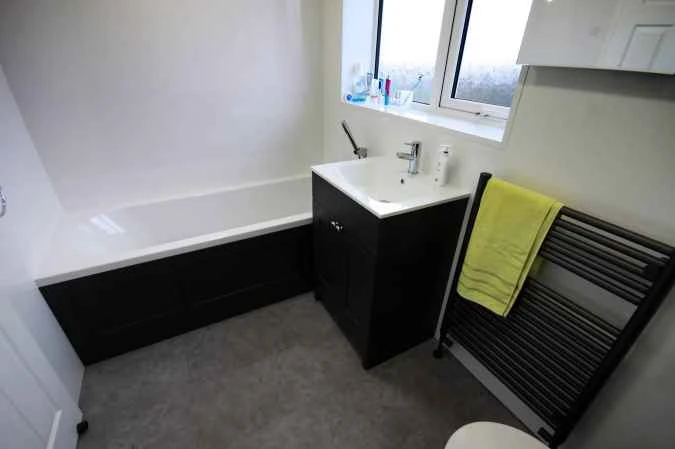 Neptune 250 White Gloss - PVC Plastic Wall & Ceiling Cladding - 2.6m - 4 Pack 9 Neptune 250 White Gloss - PVC Plastic Wall & Ceiling Cladding - 2.6m - 4 Pack - Image 7